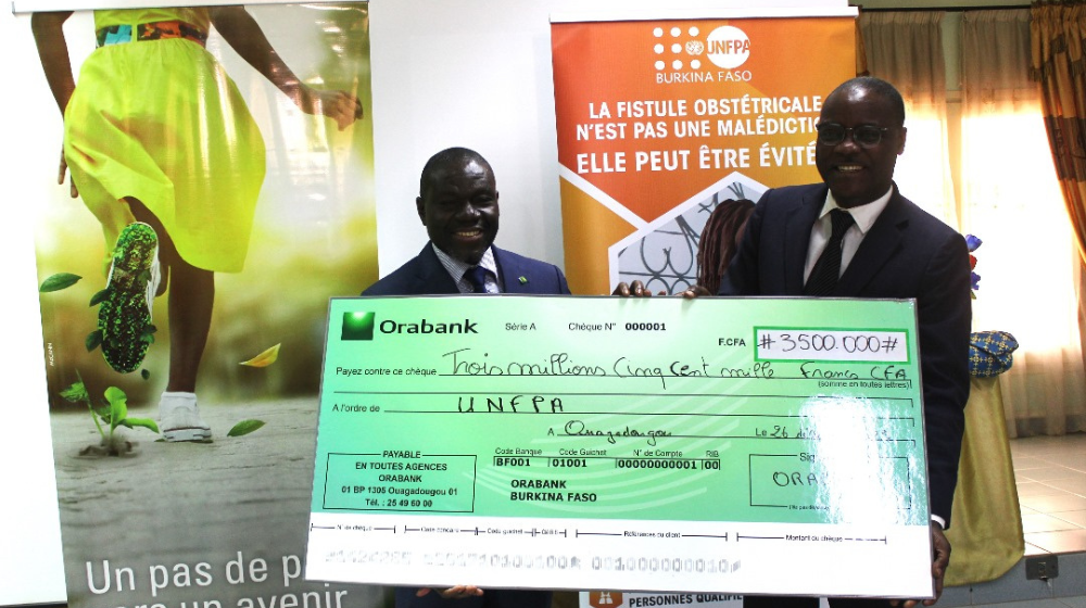 ®UNFPA Burkina Faso-Remise de chèque au Représentant résident pour la prise en charge des survivantes de la fistule