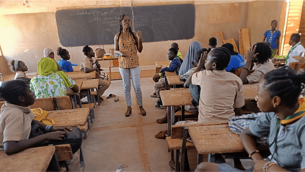 Roukiatou Sedgo, en pleine séance de sensibilisation dans une école