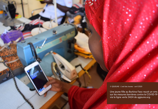 © QGJEUNE - L’oeil des Jeunes - avril 2020  Une jeune fille au Burkina Faso reçoit un sms sur les mesures barrières contre le COVID-19 via la ligne verte 3424 de qgjeune.org.