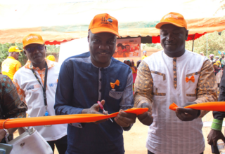 Le Centre a été inauguré par le Représentant Résident de l'UNFPA (à g.) au Burkina Faso