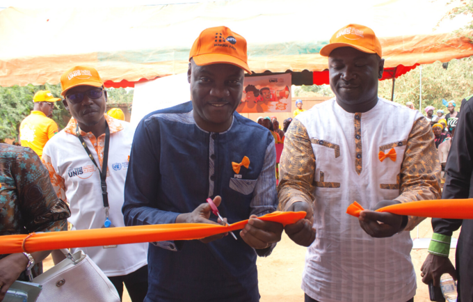 Le Centre a été inauguré par le Représentant Résident de l'UNFPA (à g.) au Burkina Faso