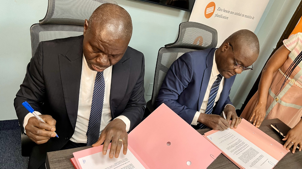 ®UNFPA Burkina Faso-Le Représentant Résident de l'UNFPA, Alain akpadji et le Directeur Général de Orabank, signent un accord de partenariat pour la prise en charge holistique des survivantes de  fistule