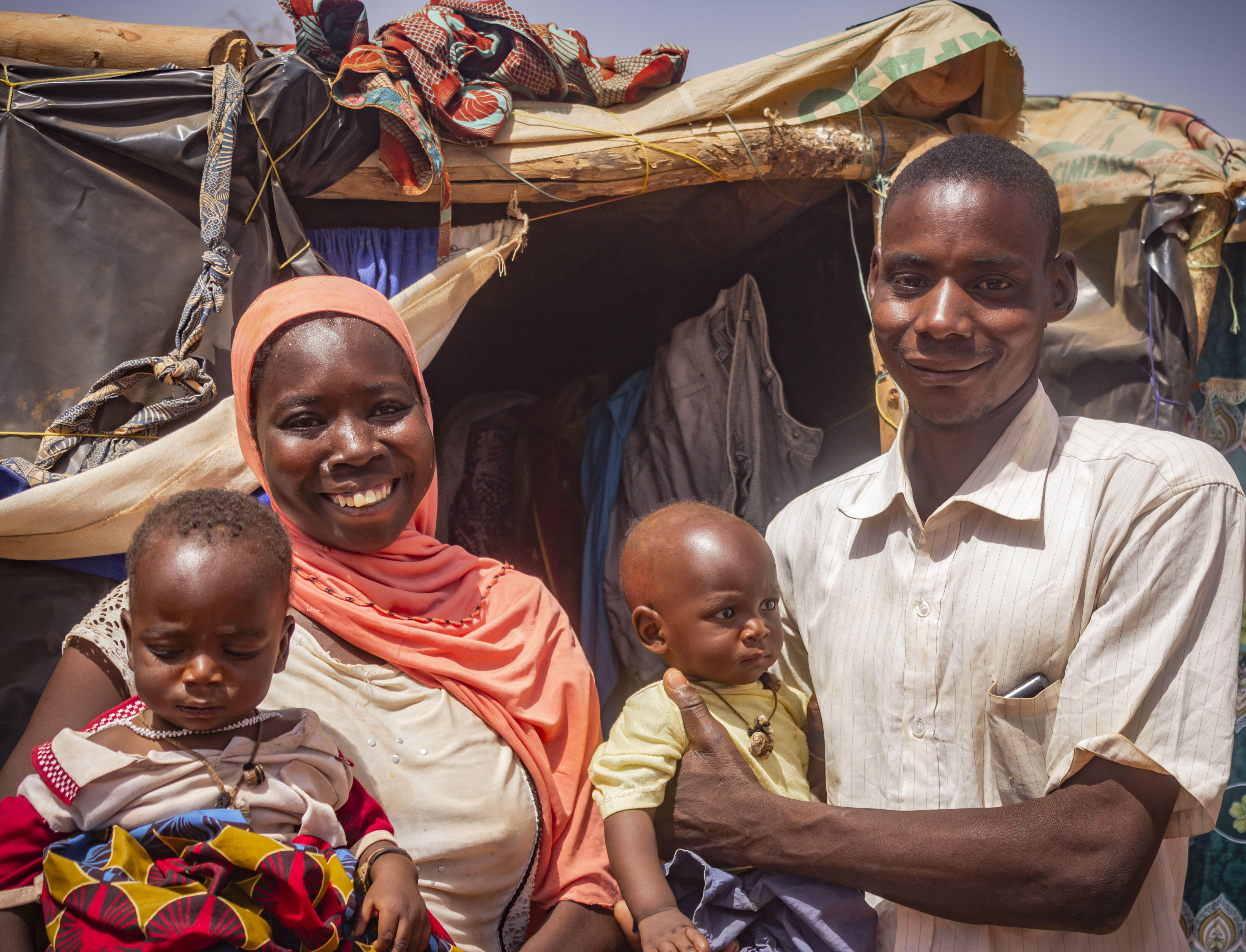 « Je suis contente de recevoir aujourd’hui vos dons de vêtements. Mes jumeaux pourront porter des habits décents. Nous espérons pouvoir repartir dans notre village et retrouver nos habitations et notre paisible vie d’antan ».