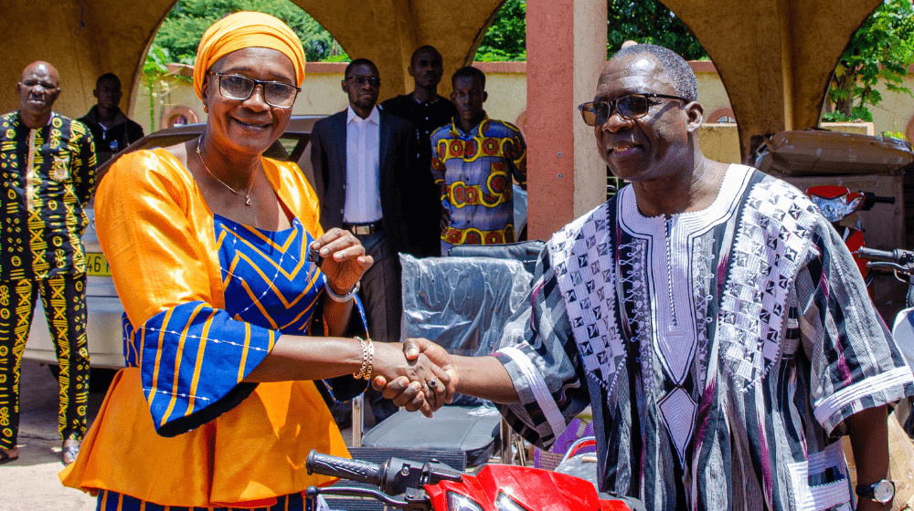 Remise symbolique du Directeur régional, Dr Sennen Hounton, à la Ministre en charge de l'Action humanitaire, Nandy Somé Diallo