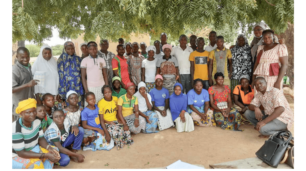 Photo de famille entre membres d'un des réseaux et sa communauté à l'issue d'une séance de sensibilisation