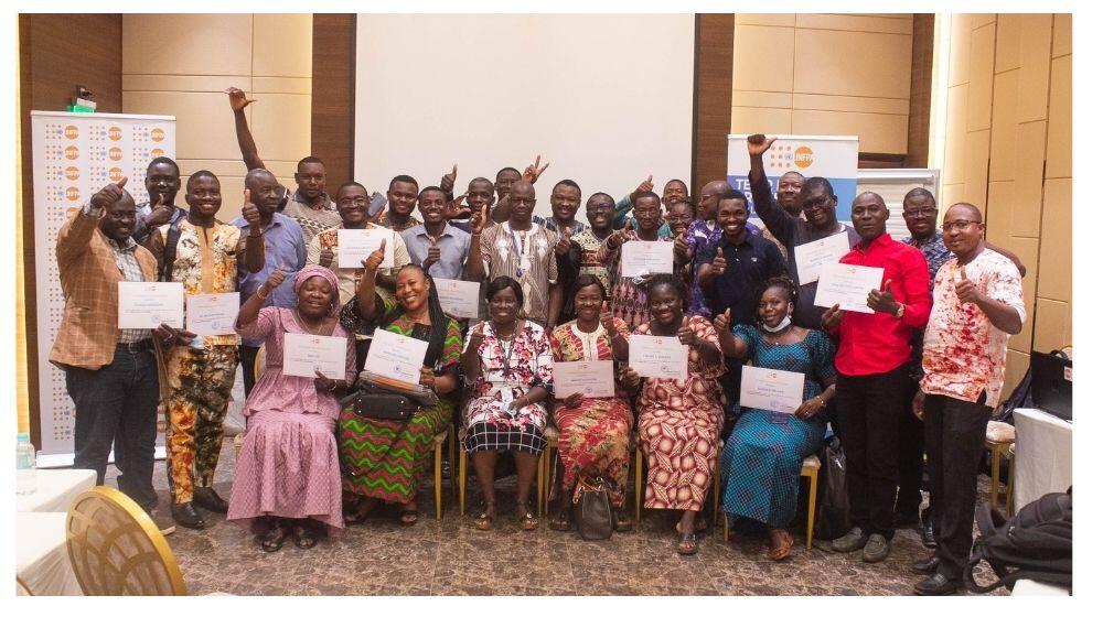 Une photo de famille des participants de la seconde session de la formation