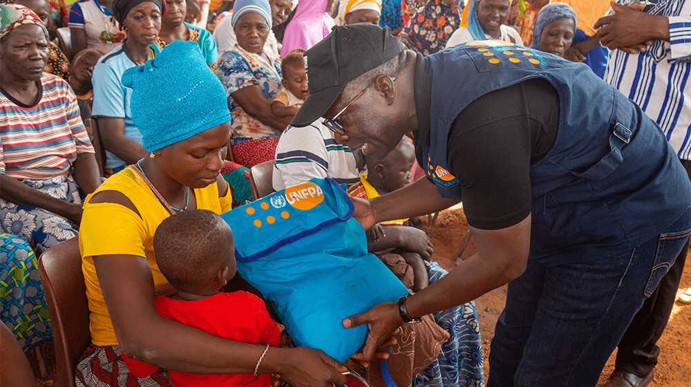 Le Directeur régional de l'UNFPA pour l'Afrique de l'Ouest et du Centre, Dr Sennen Hounton, échange avec les femmes déplacées 