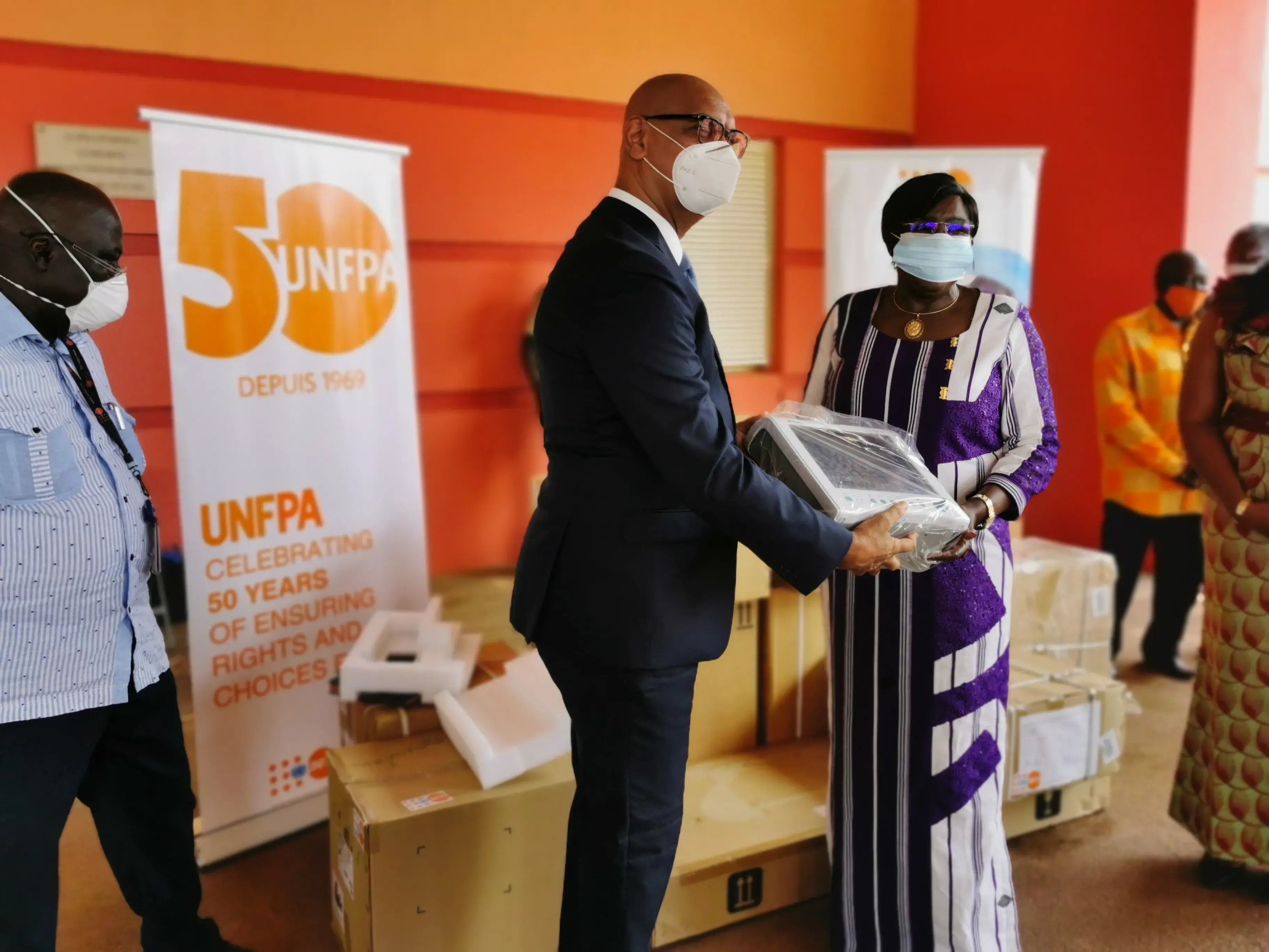 02 ambulances et du matériel médico technique remis au Ministère de la santé par UNFPA